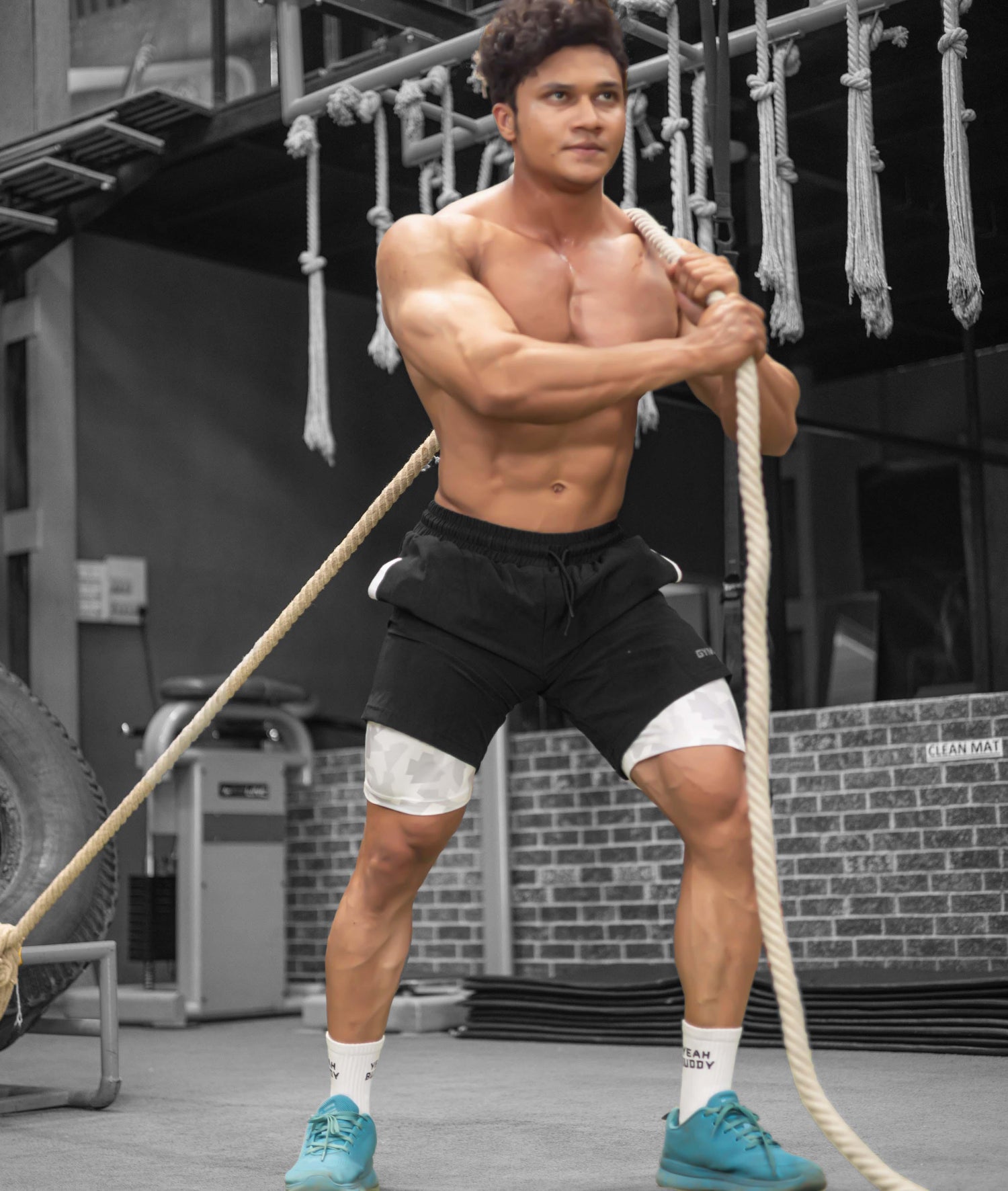 2-in-1 Compression Shorts with phone pocket: Snow Camo - GymX